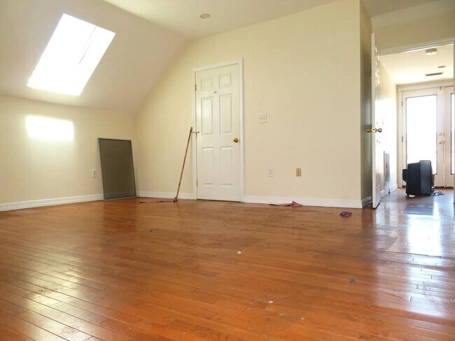 Building Photo - 1072 River St