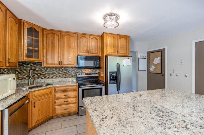 Building Photo - 697 Hickory Dr