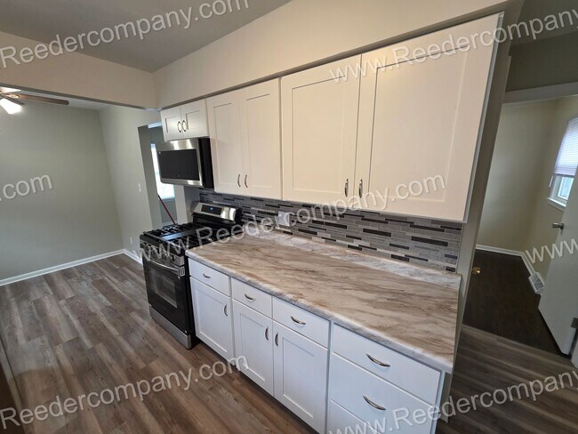 Building Photo - Updated 3 bedroom 1 bathroom House