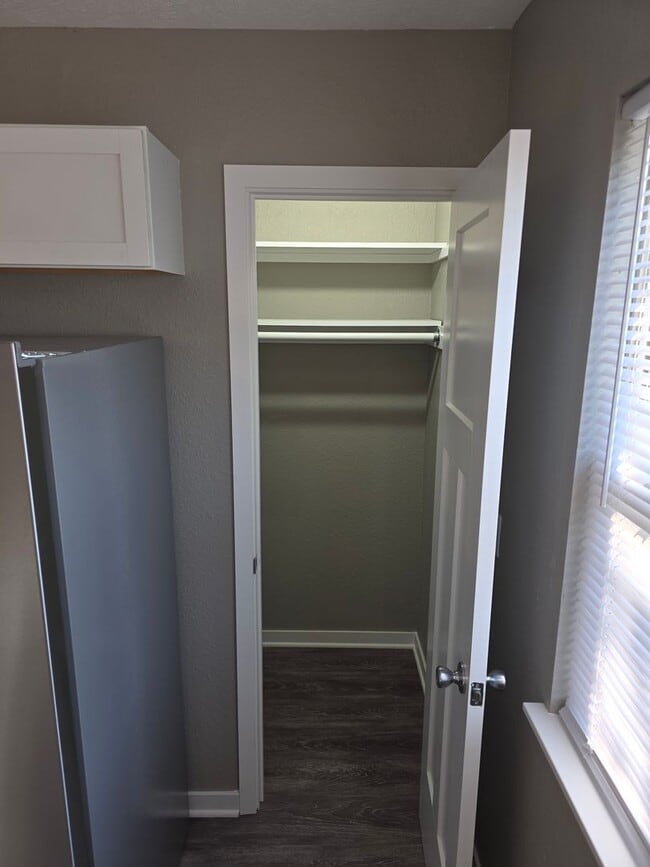 Building Photo - Duplex For Rent! Valley NE