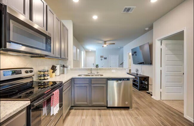 Building Photo - First Time Rental! 4 Bedroom 2 1/2 Bath ~M...