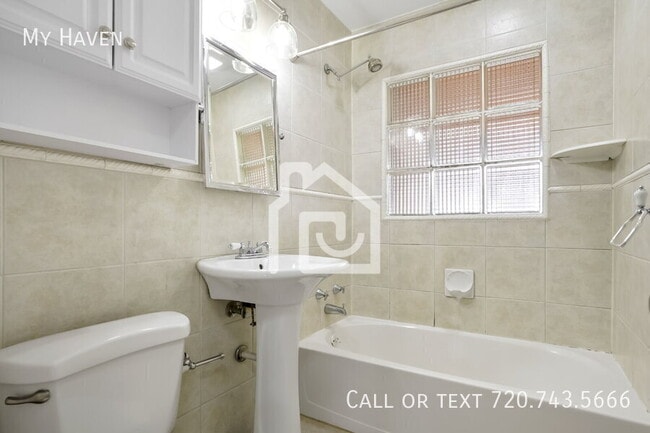 Building Photo - 3032 S Glencoe St