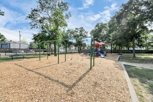 Building Photo - 2207 Bauer Dr