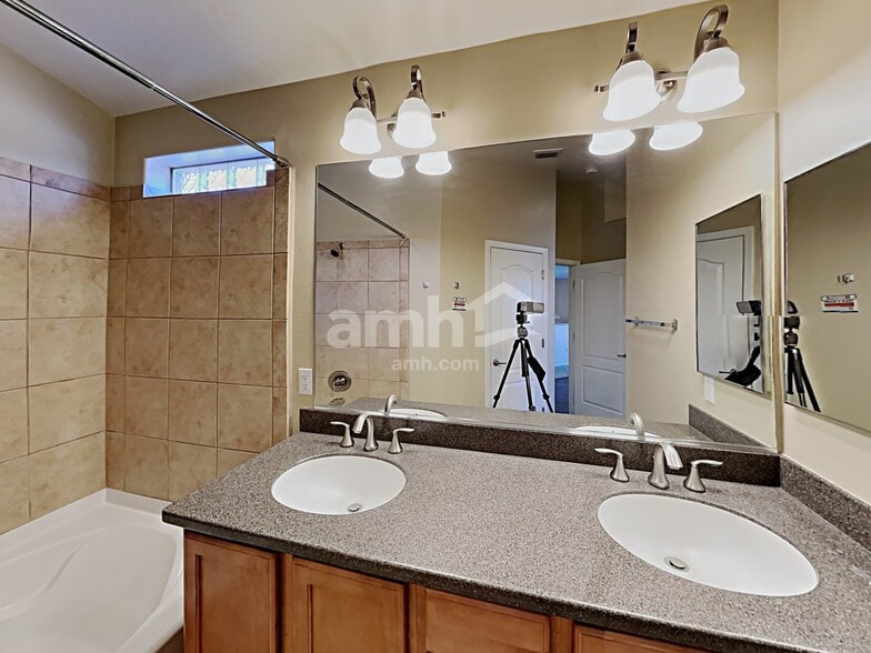 Building Photo - 4013 E Shadow Branch Dr