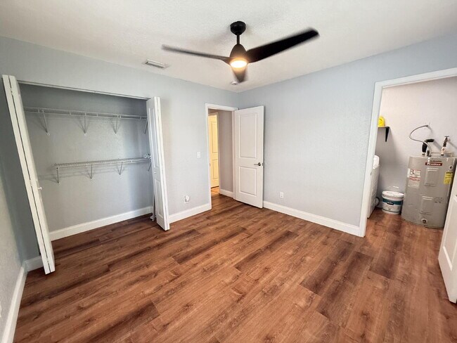 Building Photo - Charming 2-Bed Duplex in Tampa with Modern...