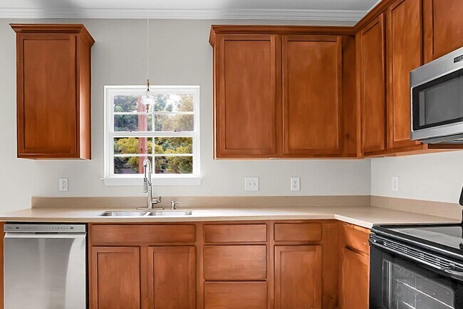 Building Photo - 3 bedroom, 2.5 Townhome