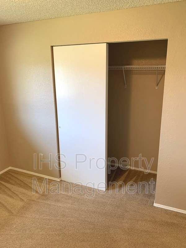 Building Photo - 912 E Eastlake Dr