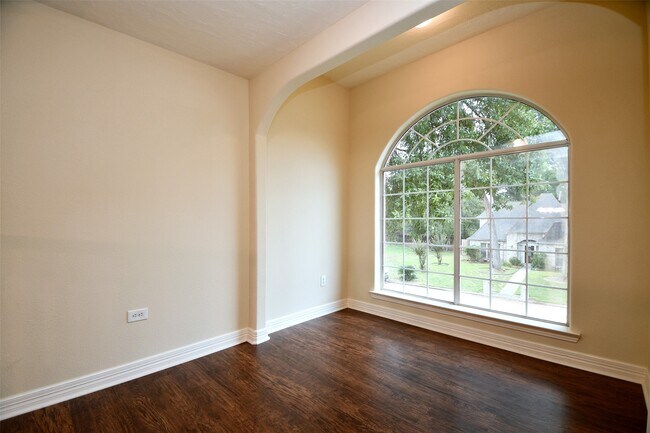 Building Photo - 5211 Holly View Dr