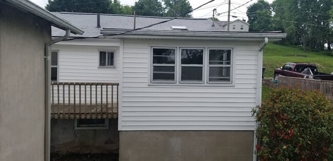 Building Photo - 123 Lilly St