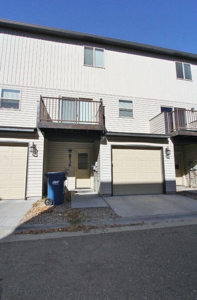 Building Photo - Immaculate Townhouse w/2 Car-Garage