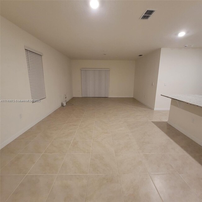 Building Photo - 3464 Sandalwood Dr