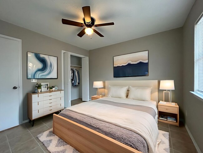 Building Photo - Minutes from Downtown Rogers – 2 Bed Apart...