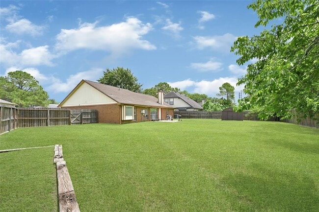 Building Photo - 2215 Saradon Dr