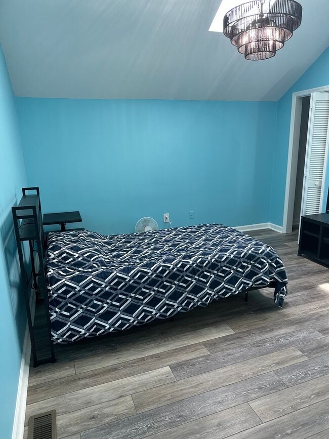 Building Photo - Fully furnished condo minutes from the beach!