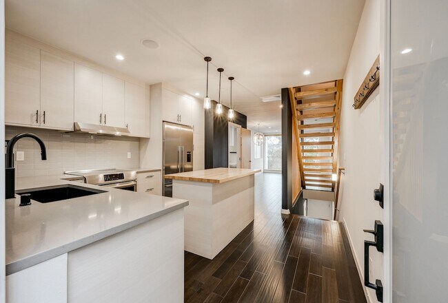 Building Photo - Gorgeous 3Bed/2.5 Bath Townhome in Queen Anne!