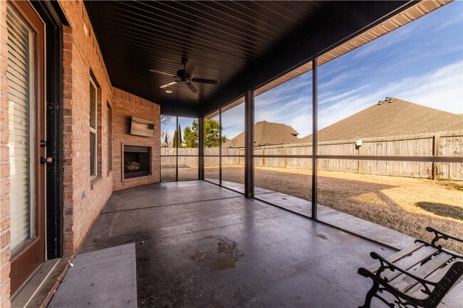 Building Photo - 6101 W Woodbine Dr