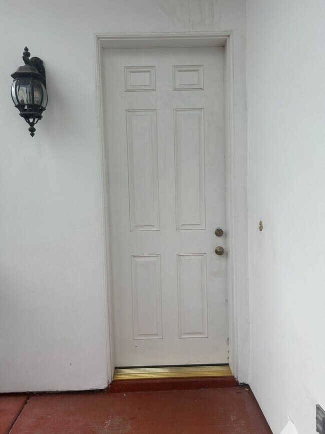Building Photo - A Beautiful Town Home around the Spring Va...