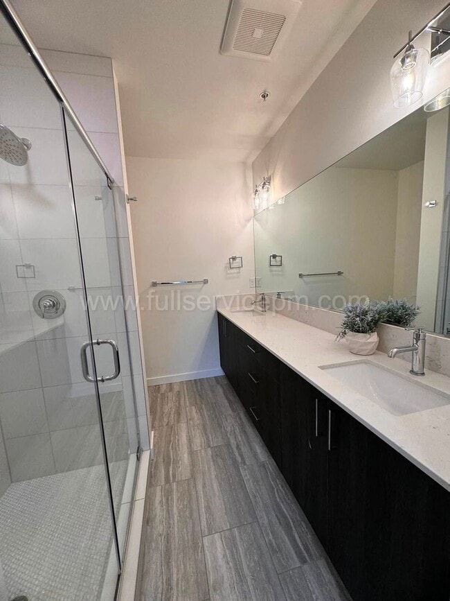 Building Photo - Modern Live/Work Northgate Townhome w/ Rooftop Deck, Luxury Bosch Kitchen & Dual Suites