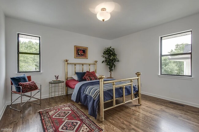 Building Photo - 2 br, 1.5 bath Townhome - 617A Moore Avenue