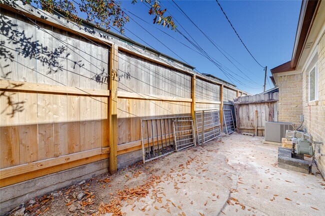 Building Photo - 1716 Crestdale Dr