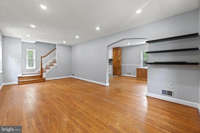 Building Photo - 6014 39th Ave