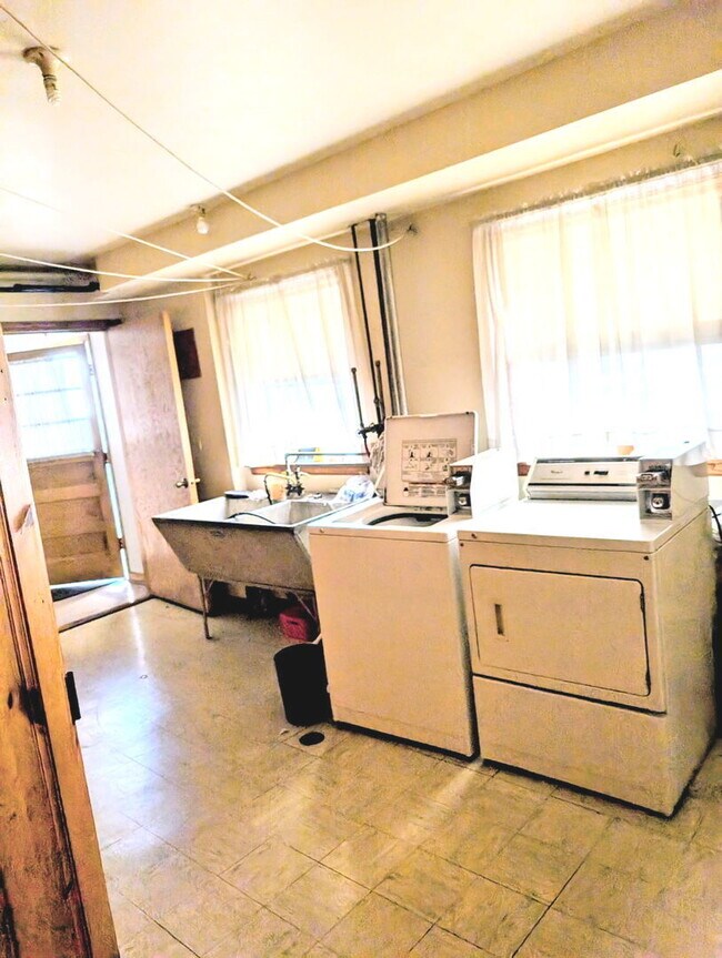 Building Photo - 5916 W Montrose Ave