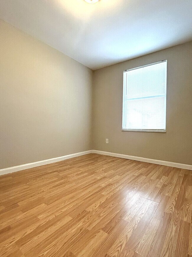 Building Photo - 9620F Vinca Circle
