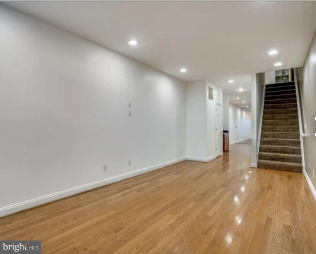 Building Photo - 111 E Cross St