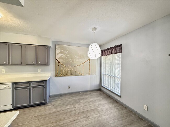 Building Photo - 10721 Sandpiper Dr