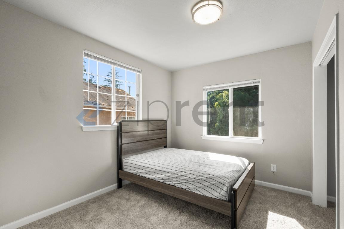 Building Photo - Unit B