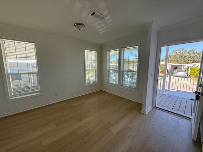 Building Photo - 4208 Queens Way