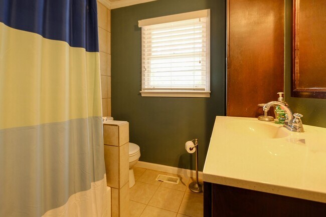 Building Photo - 1380 Ivywood Dr