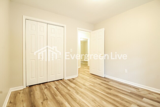 Building Photo - 127 Ashdown Dr