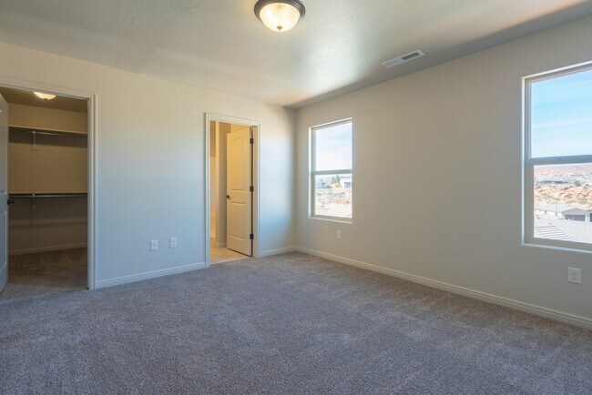 Building Photo - Comfortable Townhome Living with Pool Access