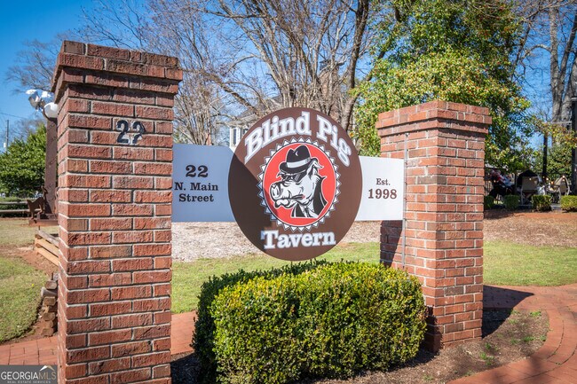 Building Photo - 105 Cedar Dr