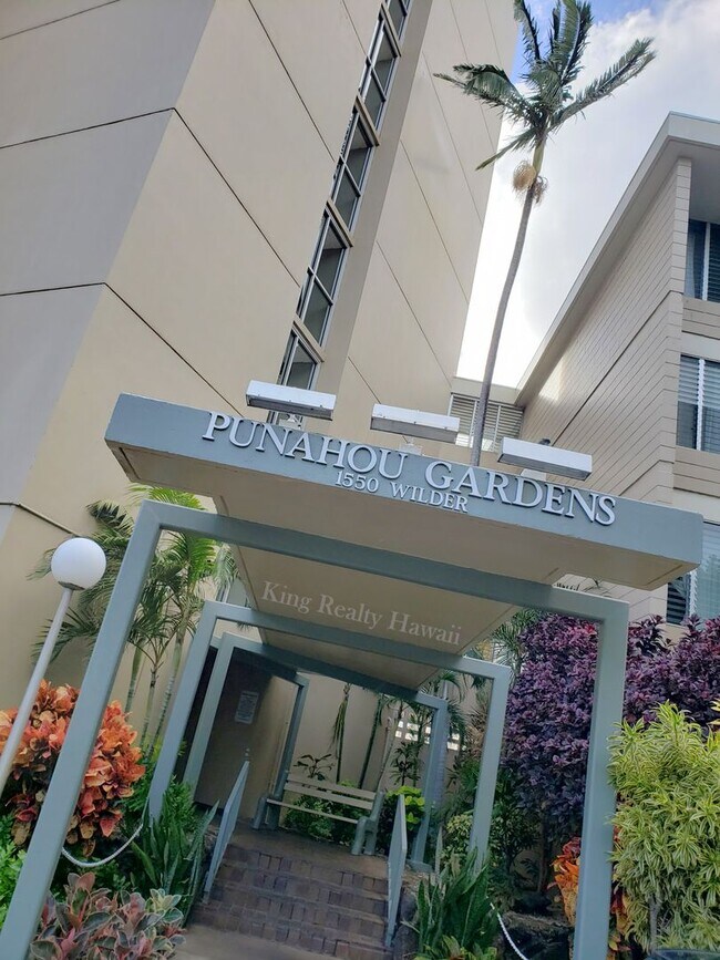 Building Photo - VERY CLEAN Studio / 1 bath w/full kitchen/...