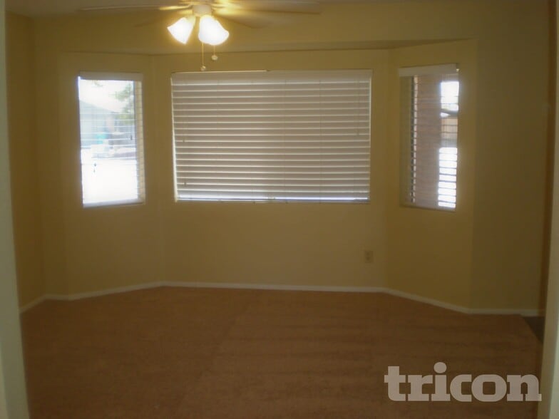 Building Photo - 10906 W Calle del Sol