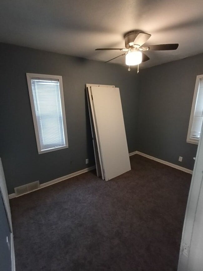 Building Photo - 4 bed, 1 bath bungalow NOW AVAILABLE!