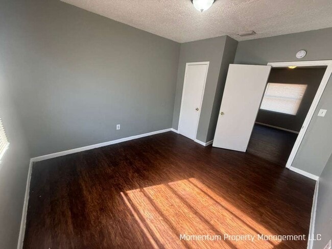 Building Photo - Beautiful Remodeled 4/1 Single Family Home in Lakeland- AVAILABLE FOR IMMEDIATE MOVE IN!!