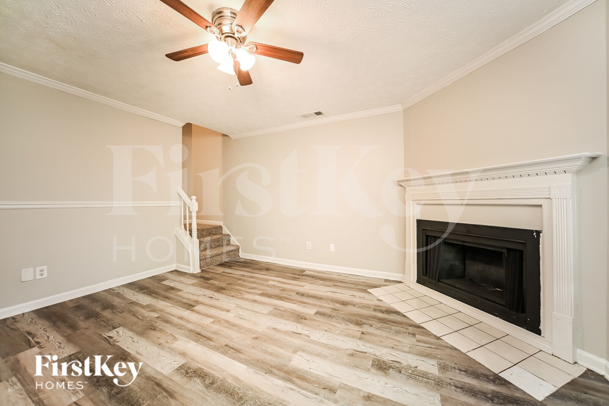 Building Photo - 350 Country Club Dr