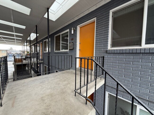 Building Photo - 1 Bedroom Salt Lake Condo  Available