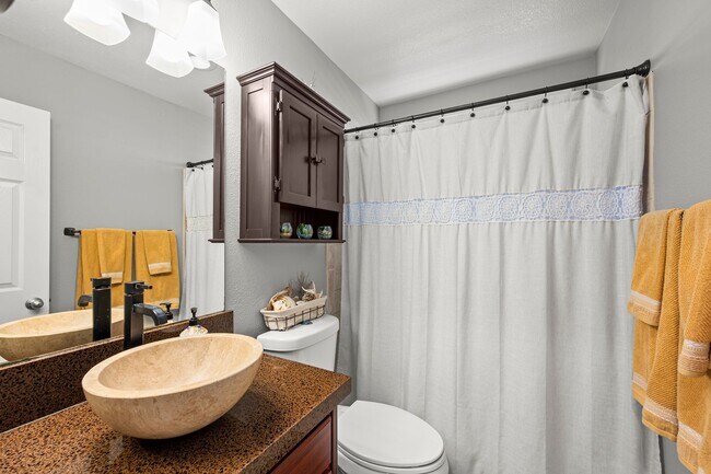 Building Photo - Gorgeous Eastlake Townhome!