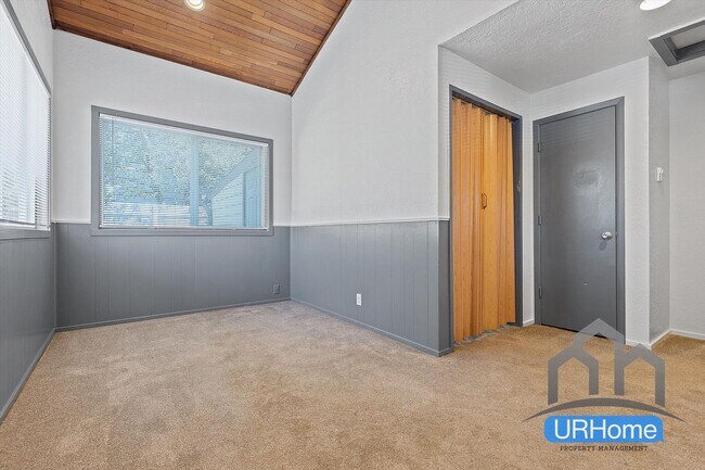 Building Photo - First Month FREE! Spacious 2BD/1.5BA Townhome in SE Portland - Move-In Ready