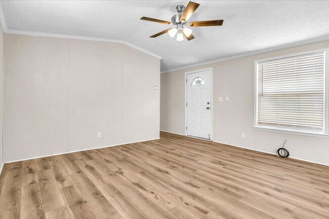 Building Photo - 2 Bedroom 2 Bathroom Home