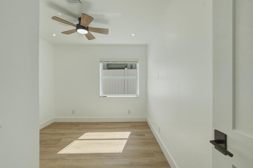 Building Photo - 461 SW 1st St