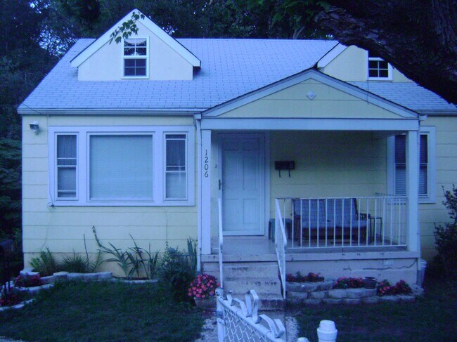 Building Photo - 1206 Cherry Ave