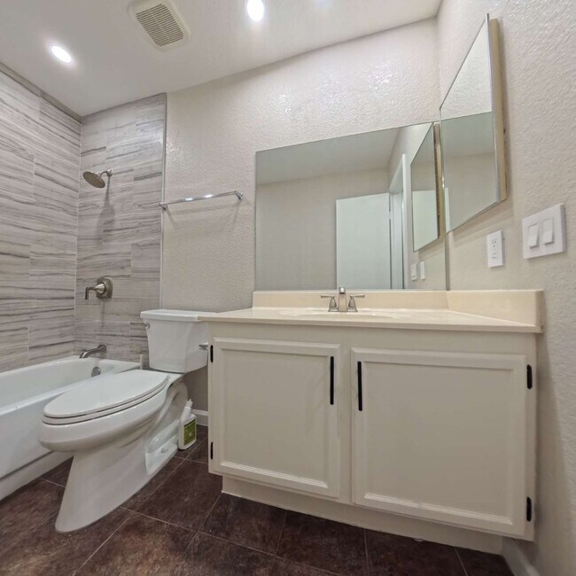 Building Photo - Stunning 2-Bedroom Condo 2nd Floor at The Lakes!