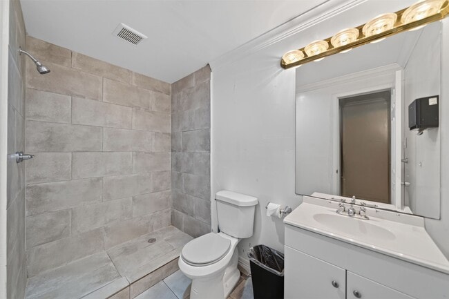 Building Photo - 2213 Ellis Dr