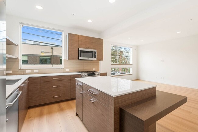 Building Photo - 113 17th Ave E