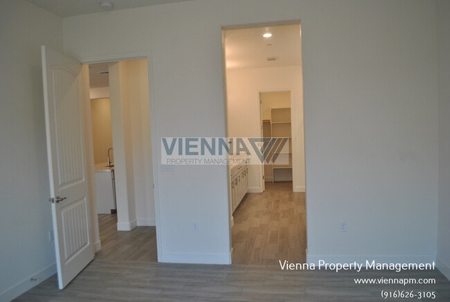 Building Photo - 2128 Somers St